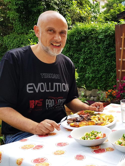 Stefan Molsner im Garten mit selbstgekochtem Essen